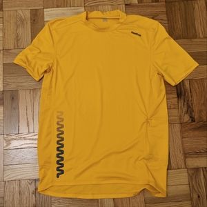 Reebok Mustard Sport T-Shirt Great for Running size M EUC with pocket